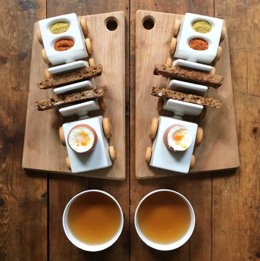 Symetryczne śniadanie: Jajka na miękko, tosty, przyprawy, herbata