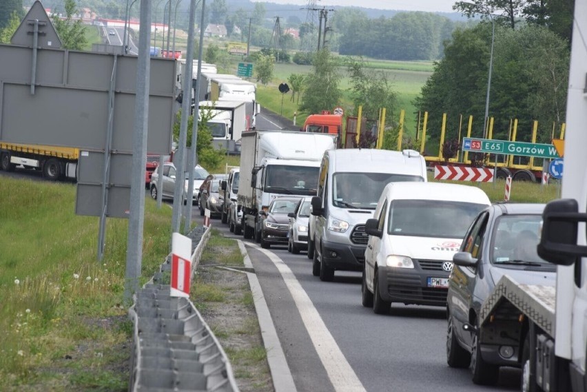 Uwaga! Utrudnienia w ruchu na S3 koło Zielonej Góry. Trzeba tam zwolnić, bo jezdnia jest zwężona