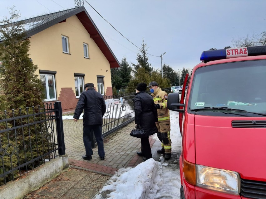 Strażacy OSP z powiatu przemyskiego dowożą seniorów na szczepienia przeciwko koronawirusowi