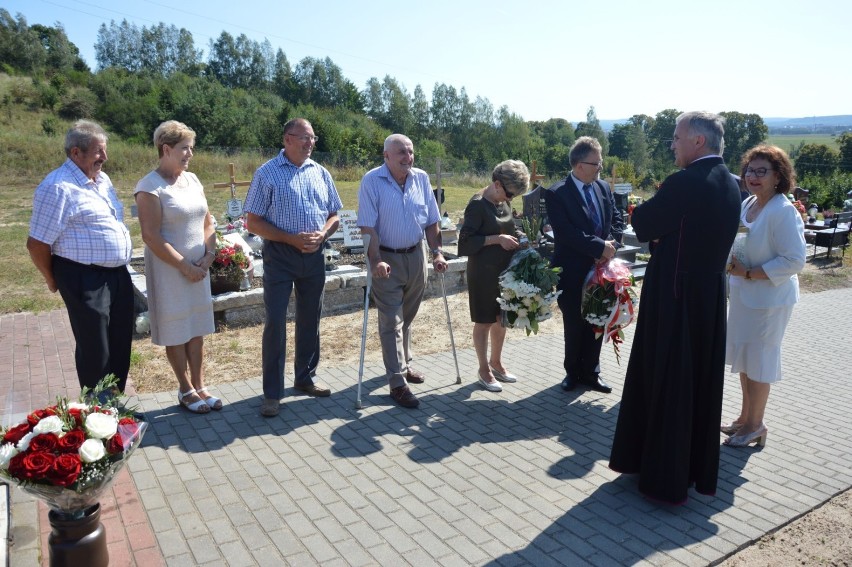 W czasach, gdy plują na sutannę, w Nowej Wsi odważyli się dać rondu imię kanonika Dąbrowy ZDJĘCIA