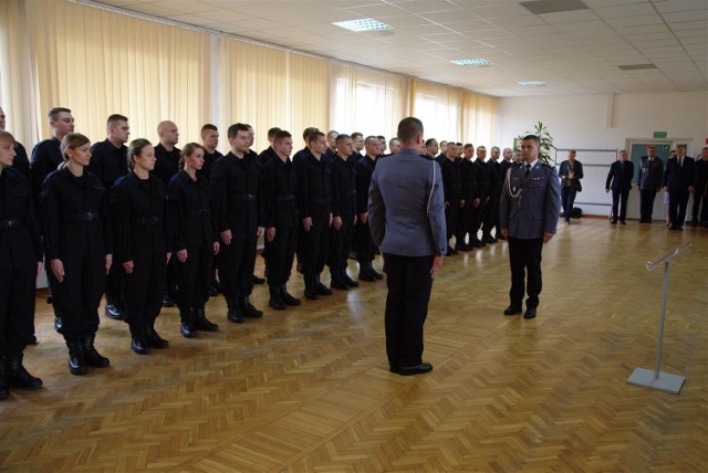 Słowa roty ślubowania wybrzmiały dzisiaj w sali konferencyjnej Komendy Wojewódzkiej Policji w Bydgoszczy. 

Pierwszy Zastępca Komendanta Wojewódzkiego Policji w Bydgoszczy insp. Mirosław Elszkowski przyjął przysięgę od 43 nowo przyjętych funkcjonariuszy. Teraz przed nimi półroczny kurs podstawowy w Szkole Policji w Słupsku, po którym wrócą do wybranych przez siebie jednostek.

Kapelan kujawsko-pomorskich policjantów ks. prałat Stanisław Kotowski uświadomił nowym policjantom, że dzisiaj ślubowali swoim bliźnim dbałość o ich bezpieczeństwo, biorąc tym samym na siebie ogromną odpowiedzialność. Życzył też ukończenia kursu na samych "siódemkach" czyli celująco.

Wśród 43 nowo przyjętych funkcjonariuszy jest 8 kobiet. Wszyscy już jutro rozpoczną półroczny kurs podstawowy w Szkole Policji w Słupsku, gdzie zostaną przygotowani do wykonywania tej jakże odpowiedzialnej i trudnej służby. Po zakończeniu szkolenia funkcjonariusze powrócą do naszego województwa. Wówczas, rozpoczną służbę w jednostkach, które sami wybrali. I tak 5 nowych mundurowych służyć będzie w Bydgoszczy, 7 w Toruniu, 8 we Włocławku, po 2 w Grudziądzu, Aleksandrowie, Golubiu-Dobrzyniu, a także Radziejowie i po jednym w Brodnicy, Chełmnie, Lipnie, Nakle, Rypinie, Świeciu i Wąbrzeźnie.  Szeregi Oddziału Prewencji Policji w Bydgoszczy zasili 8 nowych funkcjonariuszy.

Czy dostałbyś się do Policji? Oto prawdziwe pytania z testu MultiSelect


Do twarzy jej nie tylko z mundurze. Ukraińska policjantka podbija internet.
źródło: Agencja TVN/x-news

