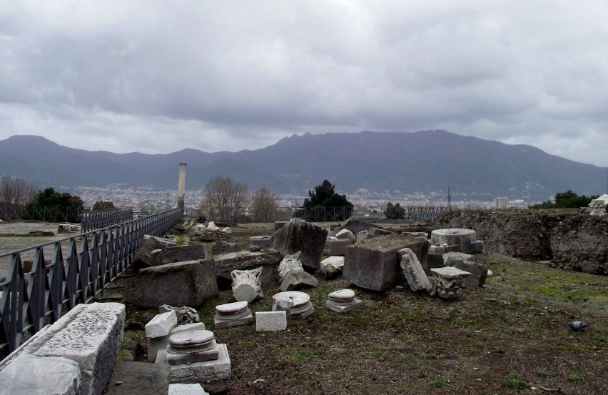 Pompeje to starożytne miasto u stóp wulkanu Wezuwiusz....
