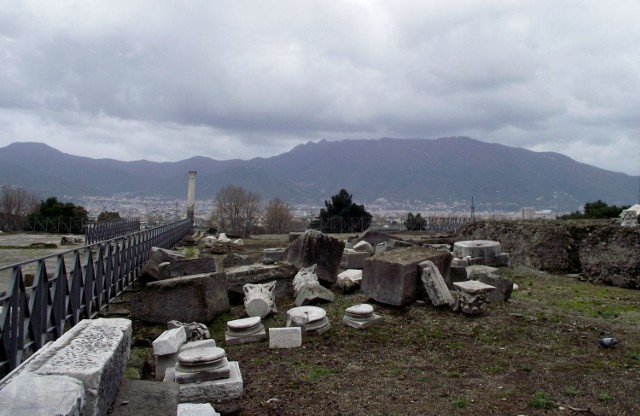 Pompeje to starożytne miasto u st&oacute;p wulkanu Wezuwiusz.  Wulkam widoczny w głębi.
Fot. Dorota Michalczak