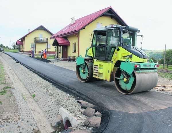 Na nowym osiedlu w Kłodnem położono już asfalt na drogach