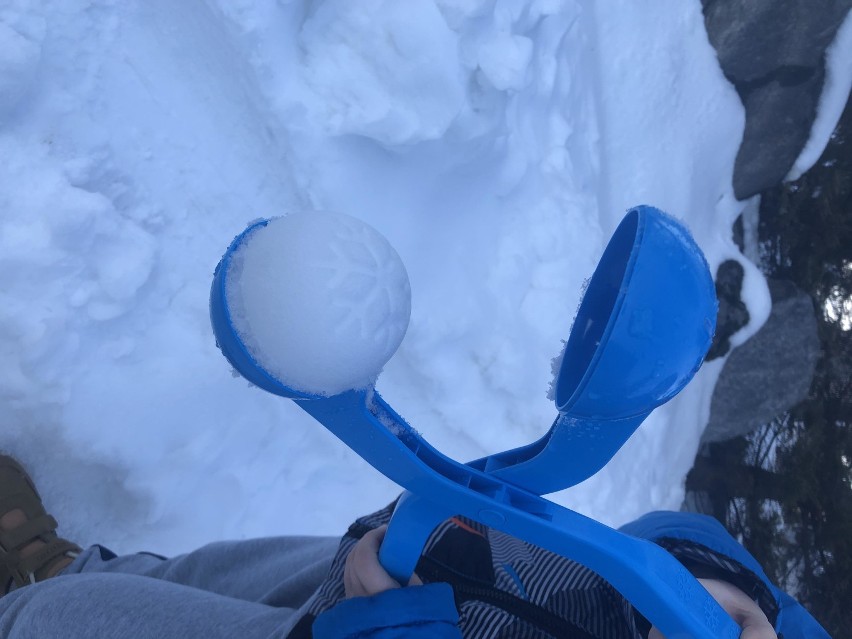 Urządzenie do robienia śnieżek jest hitem w Karpaczu