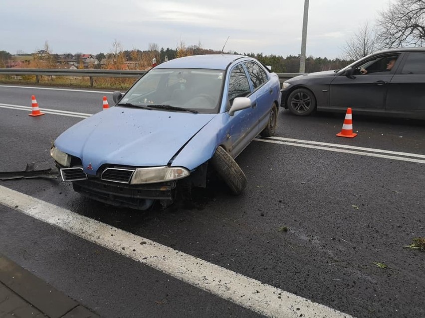 Sieniczno. Kierowca roztrzaskał samochód na DK 94. Groźnie wyglądająca kolizja [ZDJĘCIA]