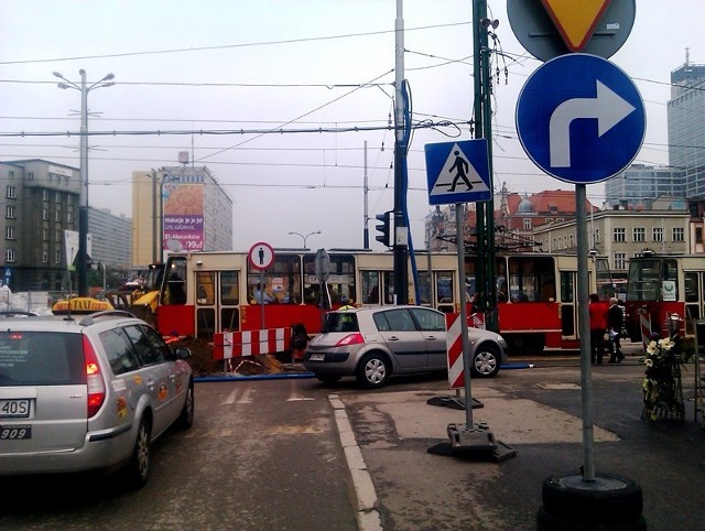 Nowy wyjazd z rynku na Warszawską: skręcacie przed samymi torami tramwajowymi w prawo i jedziecie wzdłuż torów aż do Zenita.