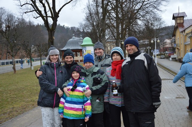 Piotr Niewęgłowski (z prawej) od lat przyjeżdża na narty w Beskidy. Z żoną i grupą przyjaciół zatrzymali się w Żegiestowie. Krynicę chętnie odwiedzają, żeby skorzystać np. z  koncertów w Pijalni  Głównej