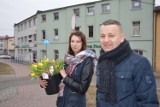 Dzień Kobiet w Kartuzach - laureat plebiscytu Mistrzowie Handlu - dziękuje klientkom tulipanami