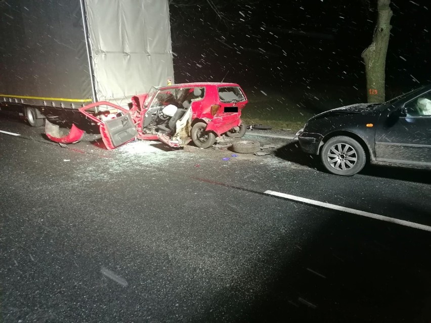 Wypadek na DK 32 na trasie Grodzisk - Ptaszkowo. Auto wbiło się pod naczepę ciężarówki 