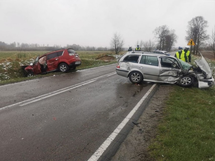 Cztery osoby trafiły do szpitali po wypadku w Makowisku pod Jarosławiem. Zderzyły się dwa samochody osobowe