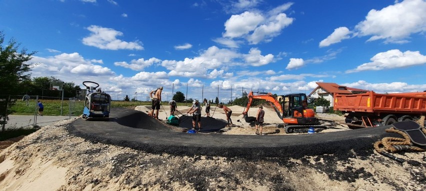 Na Miedzyniu w Bydgoszczy trwa budowa pumptracku, czyli...