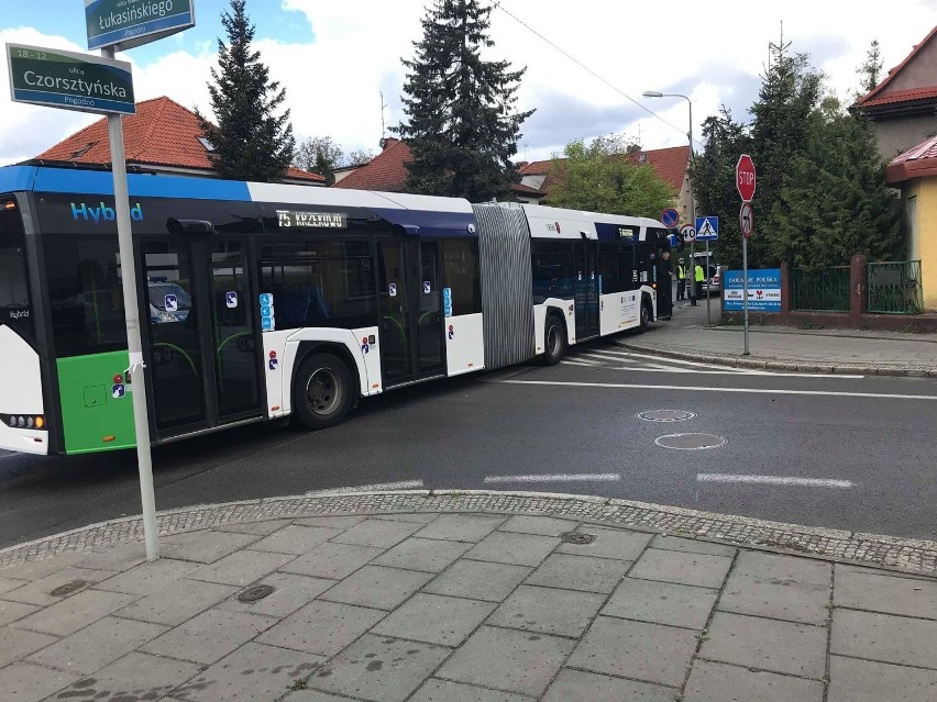 Kolizja autobusu z osobówką na skrzyżowaniu ul. Łukasińskiego i Czorsztyńskiej w Szczecinie [ZDJĘCIA]