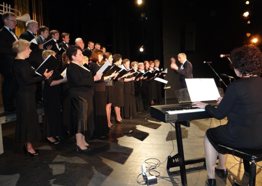 Koncert pieśni patriotycznych i żołnierskich w Miejskim Domu Kultury w Radomsku [ZDJĘCIA]