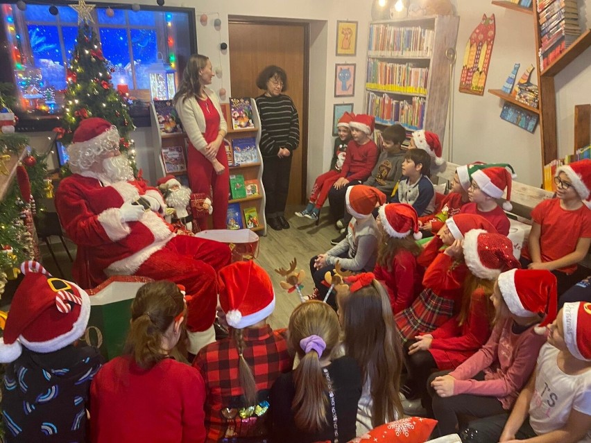 Święty Mikołaj odwiedził bibliotekę jędrzejowskiej "Dwójki"....