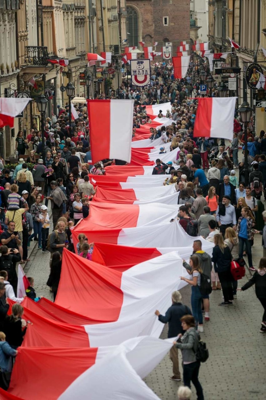 Kraków pobił rekord długości biało-czerwonej flagi [ZDJĘCIA]