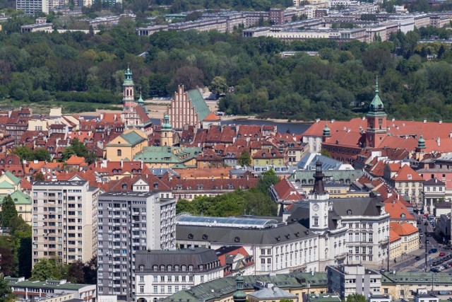 Kiedy: Sobota i Niedziela, 20:00
Gdzie: Plac Zamkowy przed bramą Zamku Królewskiego
Cena: Co łaska
Zapisy: sobota , niedziela
Podczas tego spaceru poznasz budzące dreszczyk tajemnice warszawskiej Starówki. Wskazane zostanie miejsce gdzie znajdowało się prosektorium dla wiślańskich topielców, czy jaka jest najstraszniejsza wersja legendy o bazyliszku.