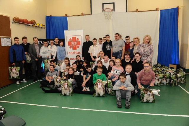 Podsumowanie akcji "Zaprzęg Świętego Mikołaja" Nowin i Caritas Diecezji Rzeszowskiej odbyło się w Specjalnym Ośrodku Szkolno - Wychowawczym w Jaśle
