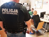 Ruda Śląska: Poszczuli policjantów psem, wcześniej wyważyli drzwi...