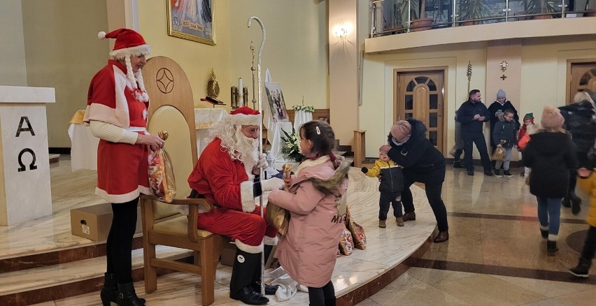 Święty Mikołaj odwiedził dzieci z osiedla Rycerskie w Przemyślu [ZDJĘCIA]