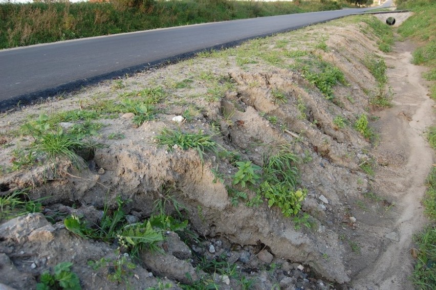 Pobocza drogi osuwają się do rowu