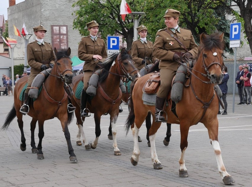 Na placu Mickiewicza w Andrychowie uczniowie klas wojskowych...