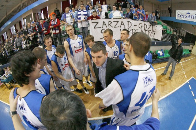 Ze względu na trudną sytuację finansową klubu, koszykarze i trener Górnika, zrezygnowali z wynagrodzeń