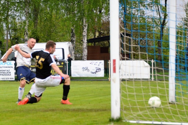 Kamil Żmuda, grający trener Niwy Nowa Wieś, strzela gola na 3:0 w meczu przeciwko Victorii Zalas, wygranym ostatecznie aż 7:0.
