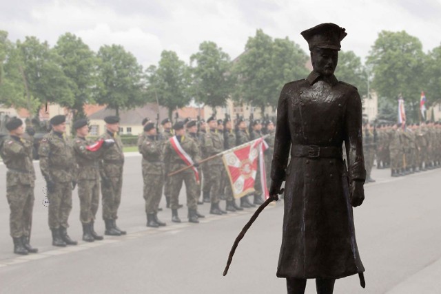 Dowódca Armii Wielkopolskiej gen. Józef Dowbor-Muśnicki jest patronem stacjonującej w mieście elitarnej 17. Wielkopolskiej Brygady Zmechanizowanej. Niebawem doczeka się własnego pomnika, który w listopadzie zostanie odsłonięty na Podzamczu w pobliżu amfiteatru.