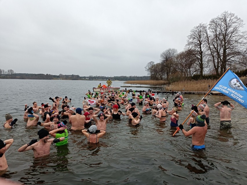 WOŚP 2022. Morsowanie z Finezją w jeziorze Białym. Morsy wsparły Wielką Orkiestrę Świątecznej Pomocy [ZDJĘCIA]