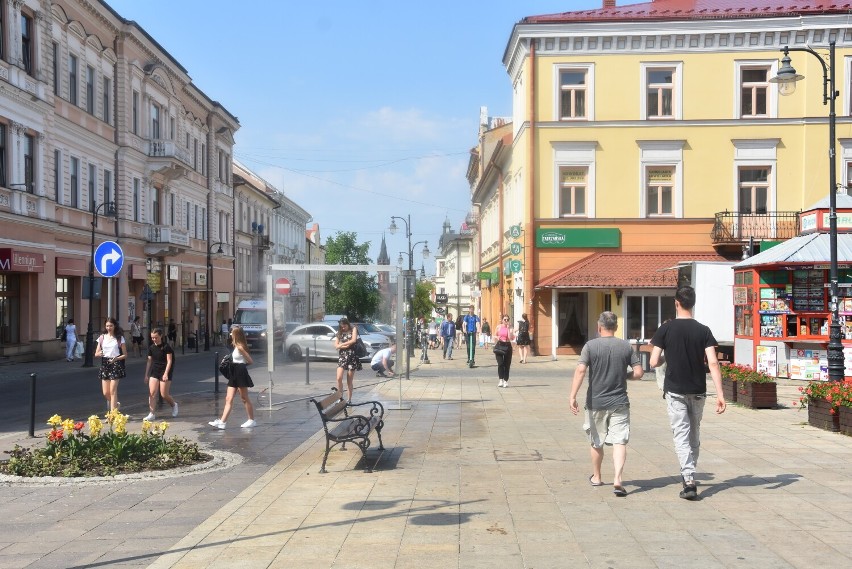 Afrykańskie upały w Tarnowie. Miasto uruchomiło cztery kurtyny wodne, które pomagają nieco się ochłodzić