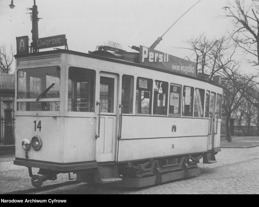 Tramwaj linii "A" jednowagonowy. Na dachu tramwaju...