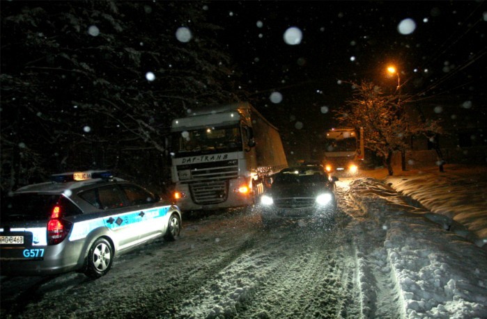 Brzesko: wypadek tira przy ul. Leśnej. Zablokował zjazd z A4 [ZDJĘCIA]