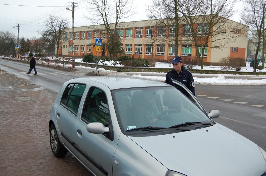 Policjanci drogówki przed feriami przypominają o bezpieczeństwie