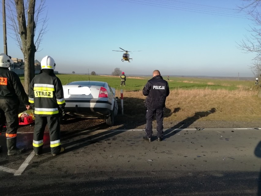 Wypadek w gminie Kodrąb na dk 42. Volkswagen uderzył w audi, trzy osoby ranne [ZDJĘCIA]