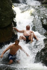 Przesiecka kąpiel morsów w wodospadzie Podgórnej