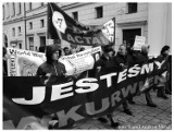 Manifestacja przeciwko ACTA i polityce rządu w czarno-białym kadrze