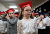 Ślubowanie w Szkole Podstawowej nr 8 w Piotrkowie. Pierwszoklasiści z dwóch klas zostali uroczyście pasowani na ucznia. ZDJĘCIA