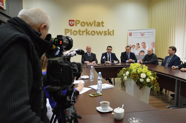 Połączenie szpitala wojewódzkiego i powiatowego w Piotrkowie, konferencja prasowa w starostwie