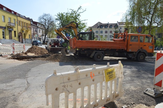 Na Rynku w Ostrowcu Świętokrzyskim trwają prace remontowe.