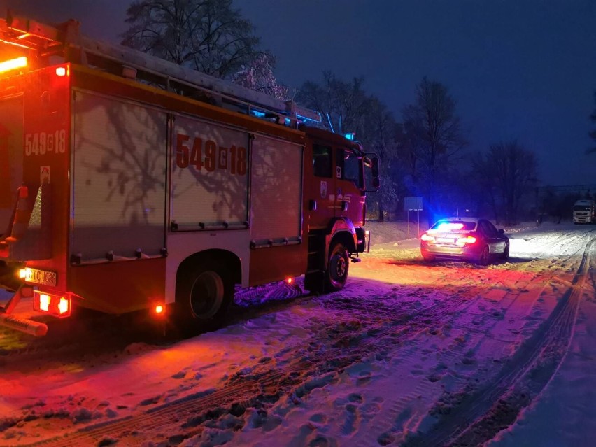 Trudne warunki na drogach. W Subkowach doszło do wypadku dwóch aut osobowych a policjanci apelują o ostrożność!