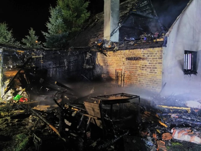 Pożar budynku mieszkalnego w Tuchomiu - rodzina straciła dach nad głową