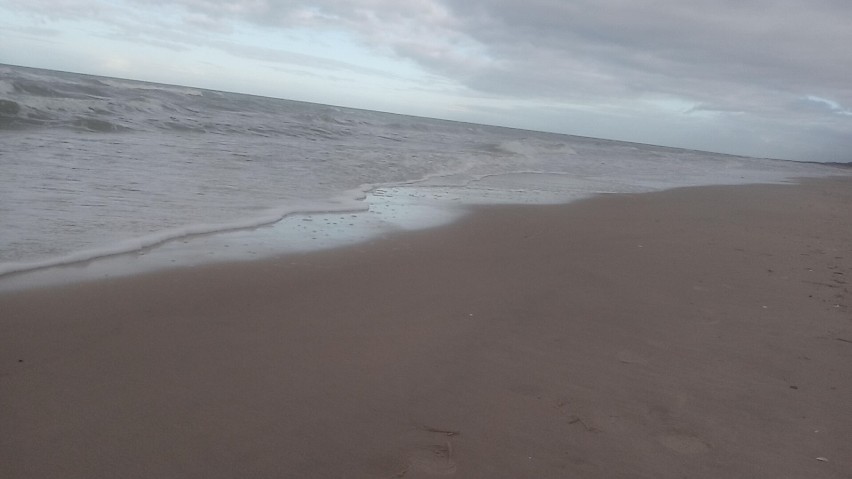 Po sztormach w Łebie morze naruszyło wał wydmowy. Ucierpiała też plaża. [ZDJĘCIA]