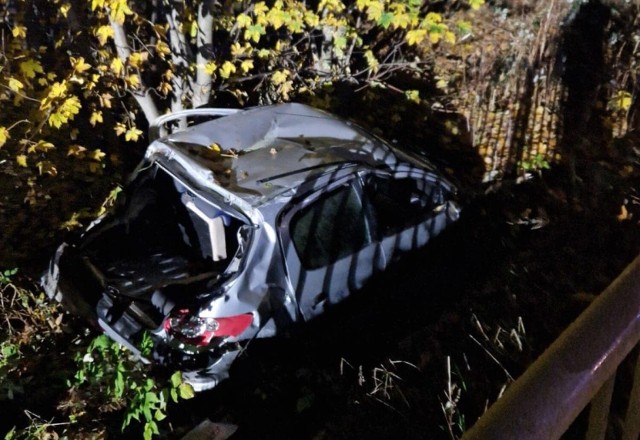 44-latka, która dachowała w Kawlach, trafiła do szpitala. jej życiu nie zagraża niebezpieczeństwo.