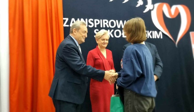 Nagrody dla uczniów wręczał m.in. senator Józef Zając i wójt gminy Krasnystaw Edyta Gajowiak-Powroźnik.