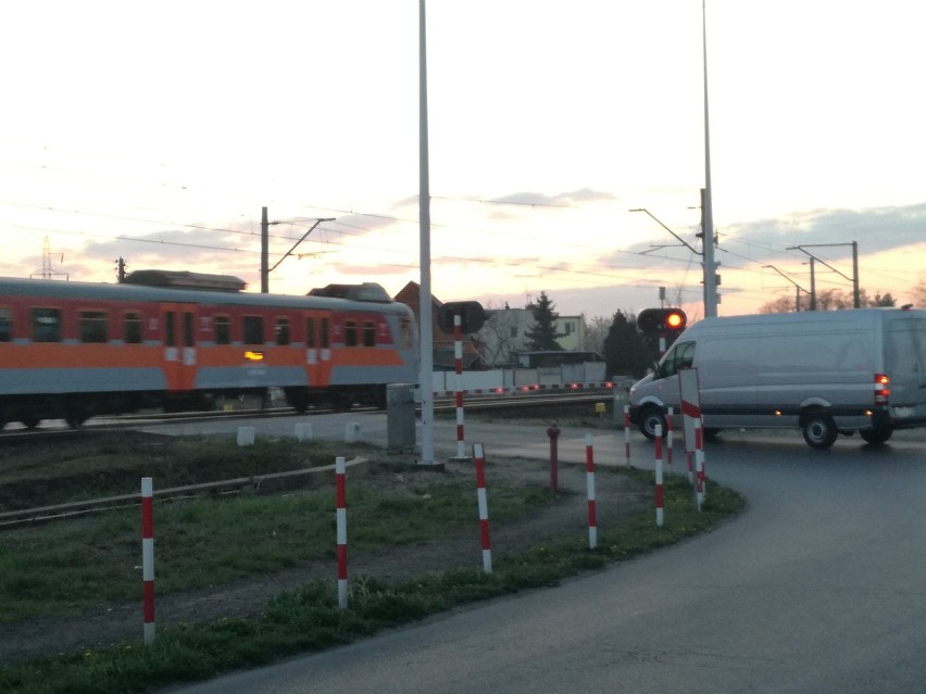 Przejazd drogowo-kolejowy w Krzesinach - tu w nocy rogatki...