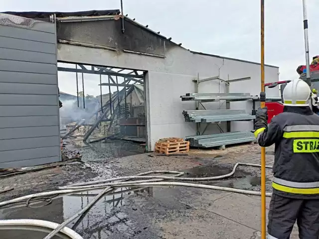 Pożar wybuchł w jednej z hali przy ul. Ostrowskiej. Na miejscu działa 14 zastępów straży pożarnej.