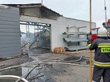 AKTUALIZACJA: Pożar hali magazynowej w Krotoszynie. Ogień gasiło 14 zastępów straży pożarnej