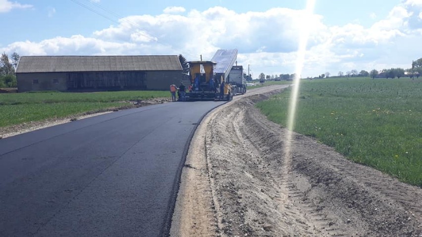 Gmina Chrostkowo remontuje drogę w Makówcu. Na naprawę czeka jeszcze 120 km gminnych szlaków