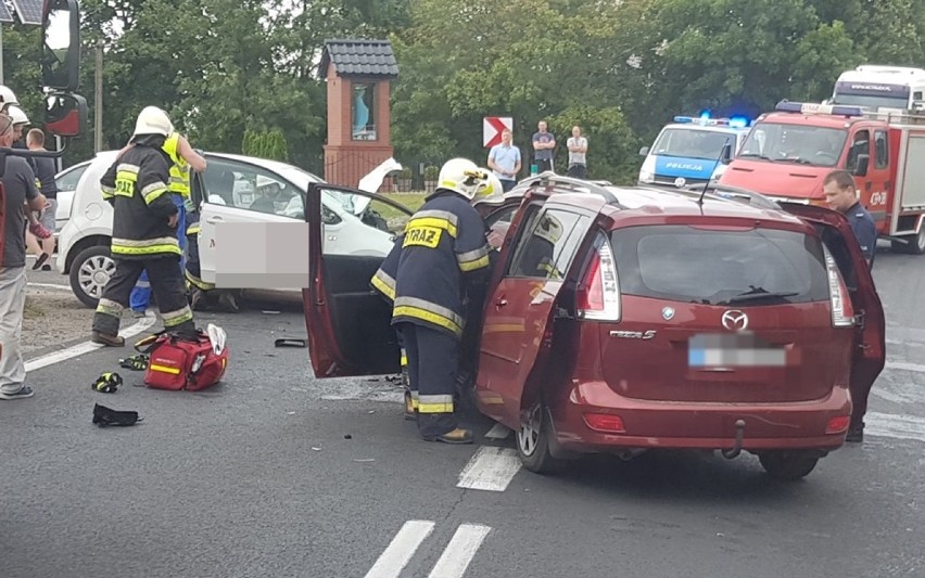 Poważny wypadek pod Golubiem-Dobrzyniem. Dziecko w stanie ciężkim trafiło do szpitala [zdjęcia]